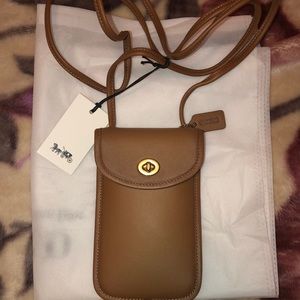 FLAT TURNLOCK CROSSBODY 12 (COACH 318)
B4/LIGHT SADDLE